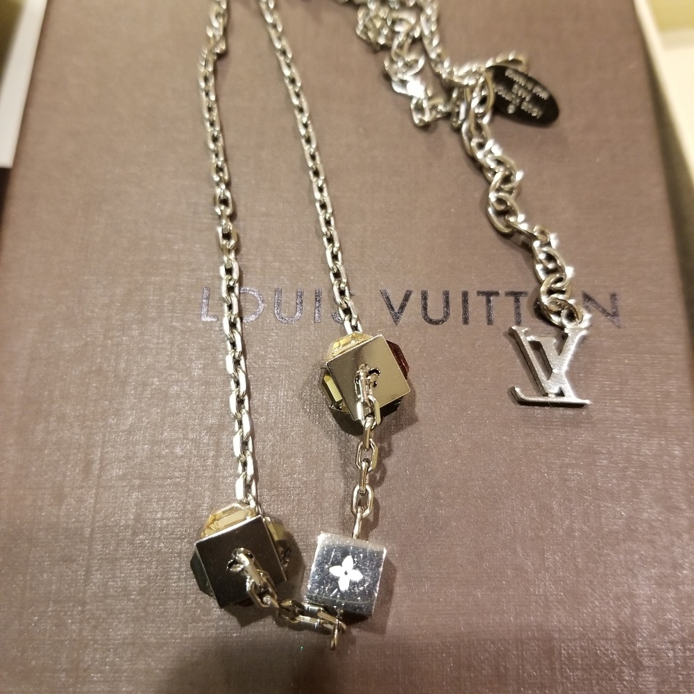 Louis Vuitton Auth colliers necklace BRAND NEW